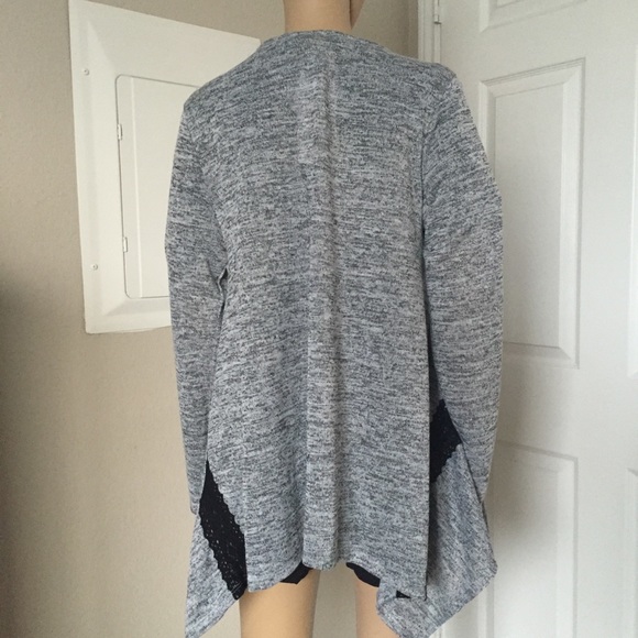 ⭐️5 STAR rated! CAMELLIA gray and black blouse - Picture 6 of 6